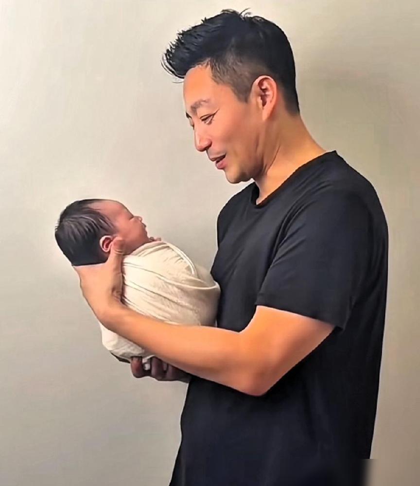 最近汪小菲抱刚满月小儿子的画面，又把他扯进舆论里。之前有传闻说他调侃大儿子