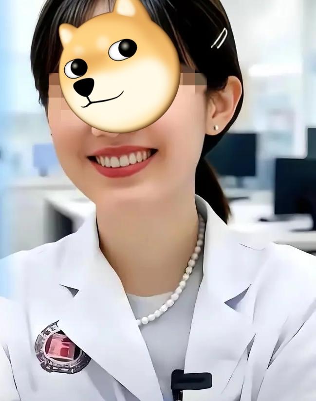 医院排起长队，前面患者的嘟囔太戳心：“曾医生的号网上骂得再凶，照样秒光！”