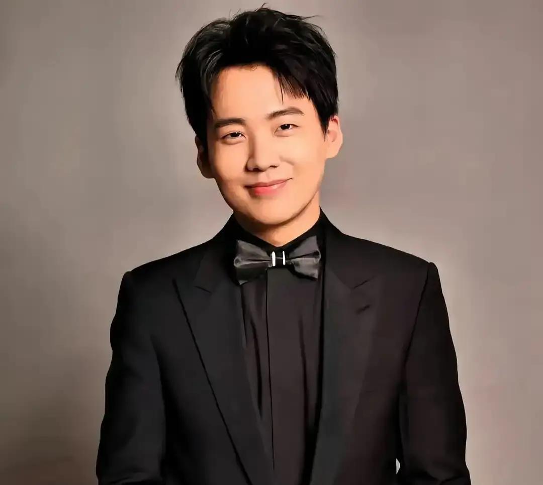 2000万现金拍桌上，剧组反手就推了回去。不是钱的问题，是郭麒麟那张脸一换，《