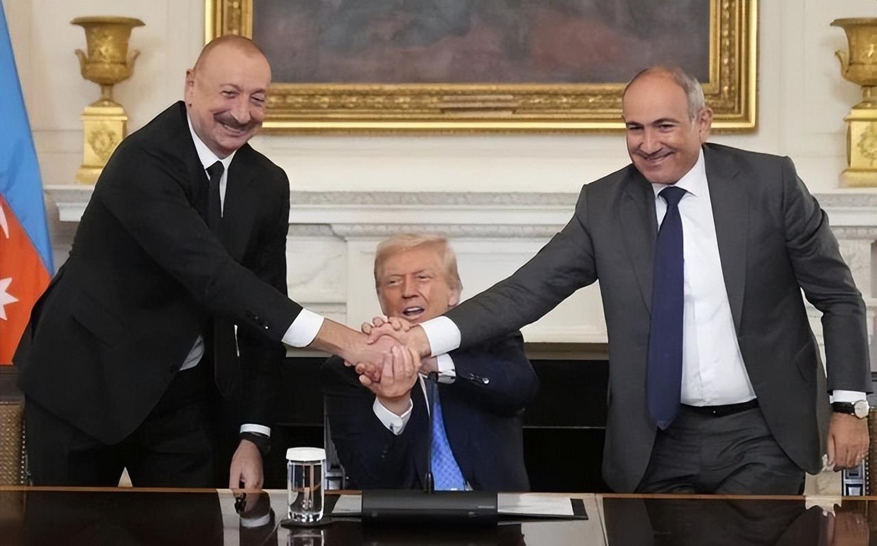 高加索上空的利剑：红旗-9BE撼动地缘版图阿塞拜疆阅兵式，那是个大日子，大家都