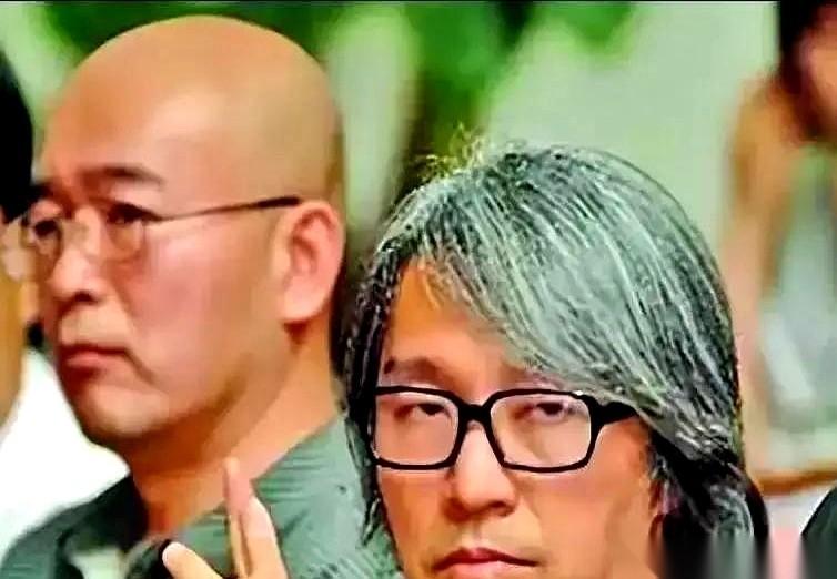 “谢我什么。”周星驰说完这四个字，转身就进了电梯。门关上，连个挥手告别的姿势都