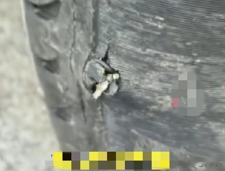 1月2日，一男子将车停在山西晋城司徒小镇附近停车场，晚上准备离开时发现前后轮胎被