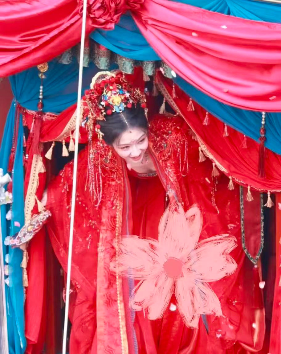 李兰迪掀开帘子是一张更美的脸帘子掀开，一抬眼就感受到李兰迪身上独有的温婉灵气。