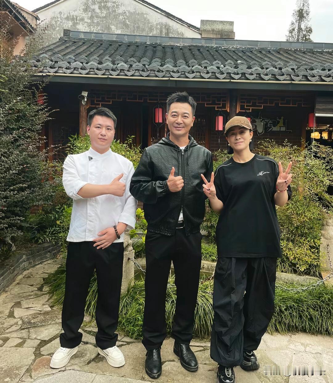 49岁吴樾现身浙江旅游，他穿着皮衣和皮鞋，打扮超级酷，身材又高又瘦，真人帅气有型