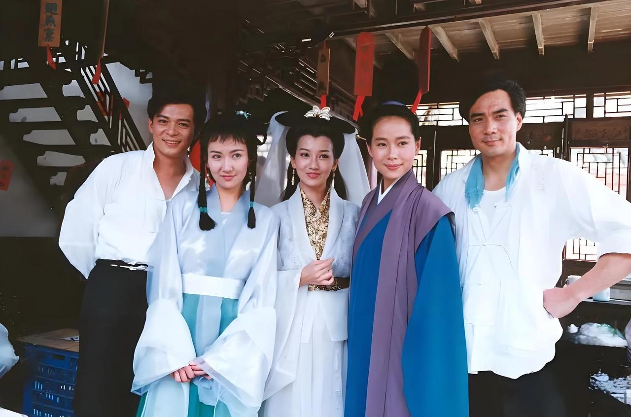 1992年，《末代皇孙》主演遇到《新白娘子传奇》主演，一张珍贵的合影1992