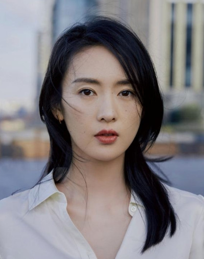 2003年，张国立的儿子张默在中戏门口殴打自己的女朋友童瑶，18岁的童谣跪地求饶