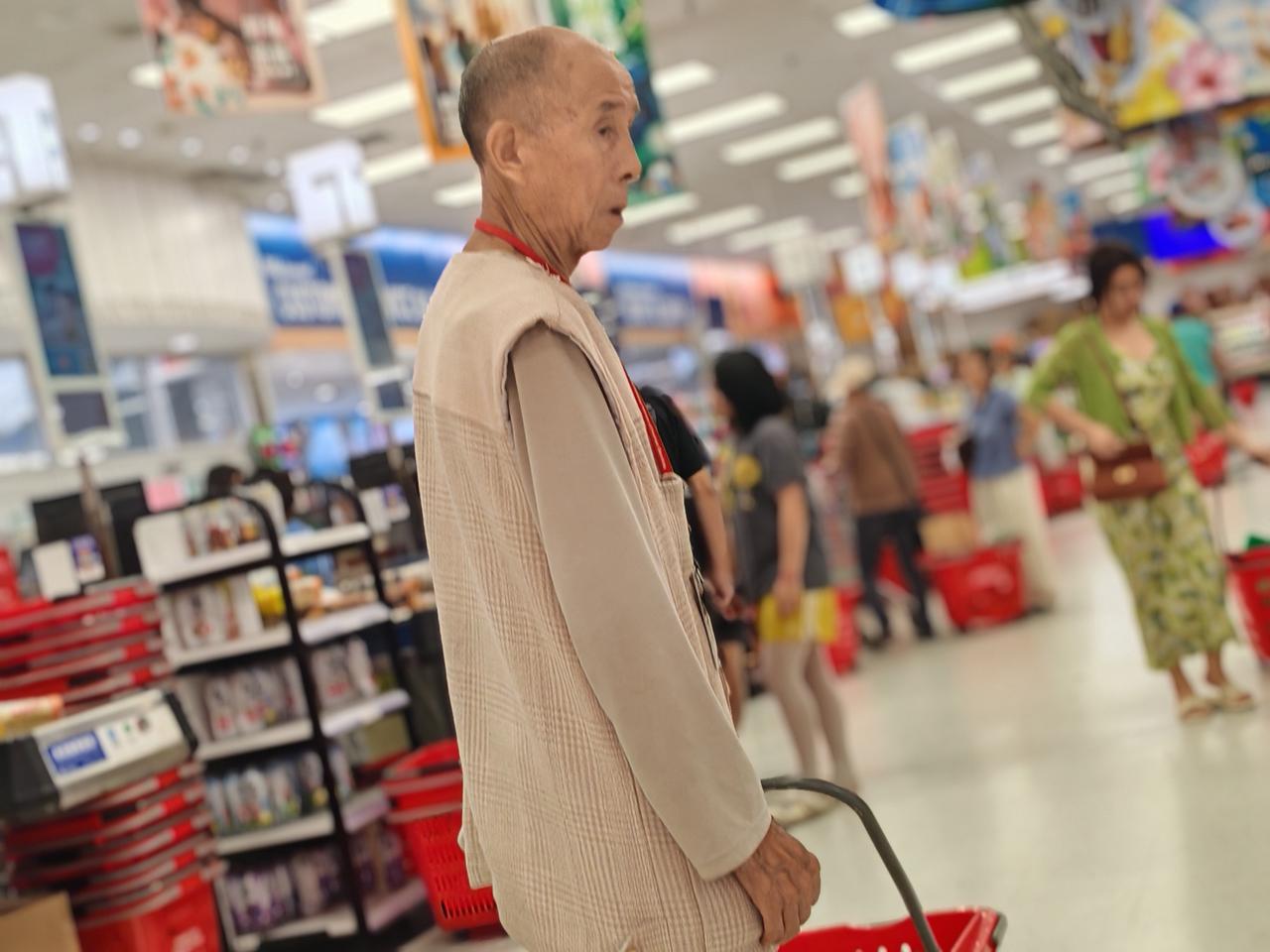 一个老爷子在视频前侃侃而谈：说他和老伴结婚40多年了，他的工资全交给老伴，但是家