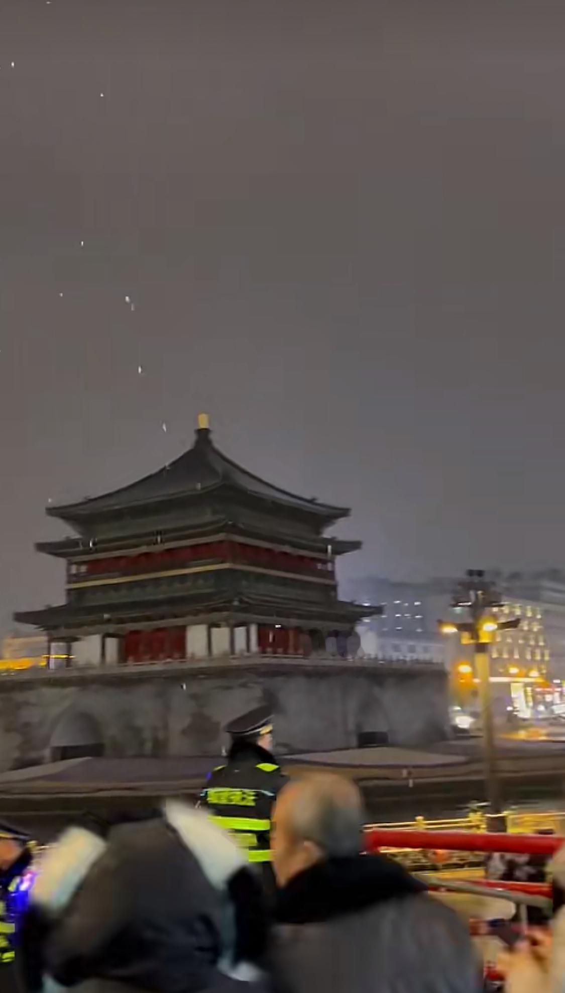 西安钟楼没有跨年活动，只有三三两两行人，喇叭还在不停重复：迅速通过请勿停留！这一