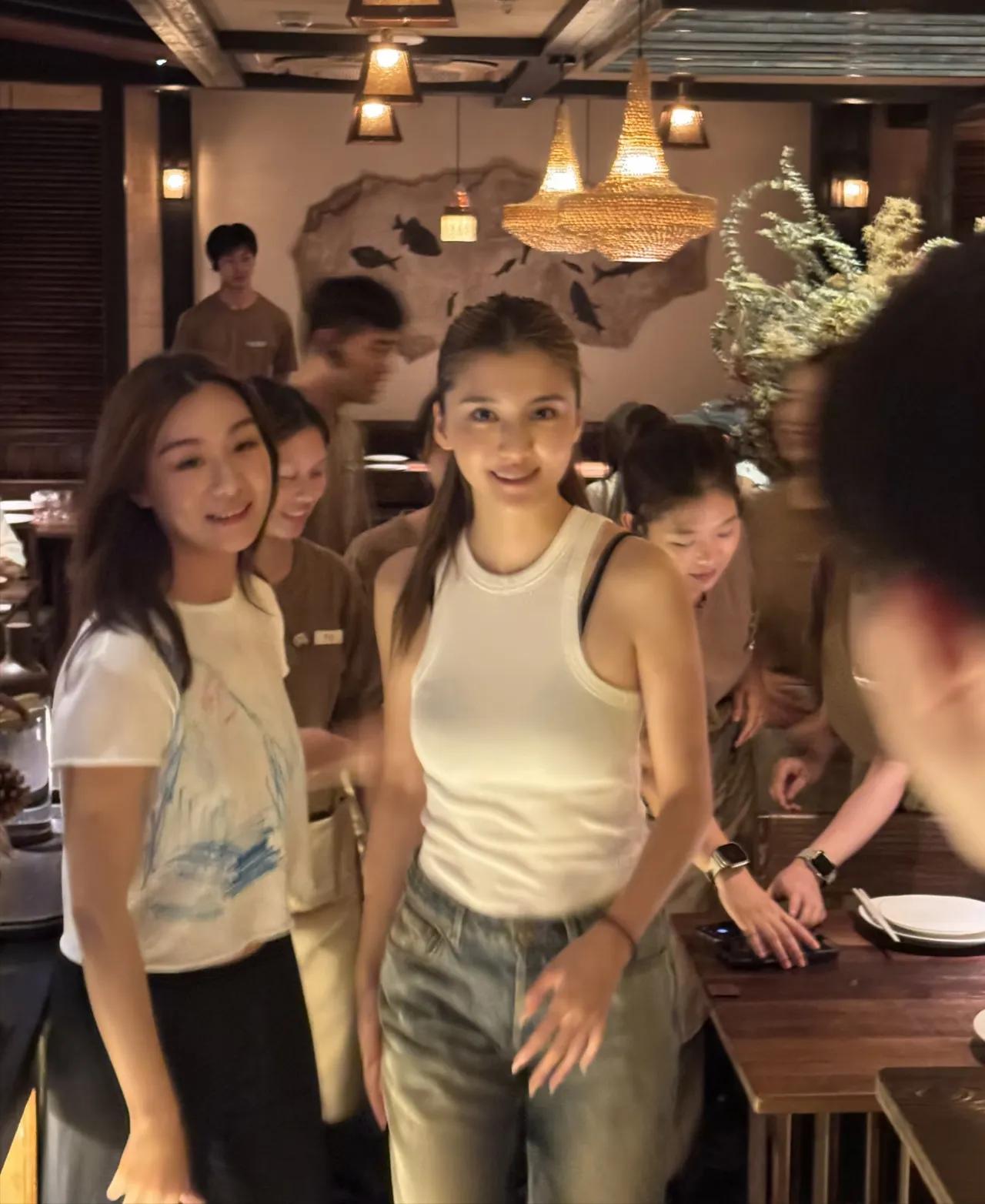32岁吴千语现身上海高档餐厅吃饭，一群女人前呼后拥跟着她，吴千语面带微笑看着镜头