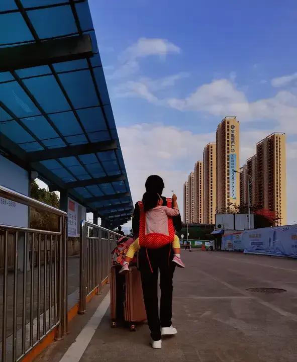 湖北，一女子带孩子回娘家住了十几天，临走时，她想表达一下自己对母亲的孝心，就给了