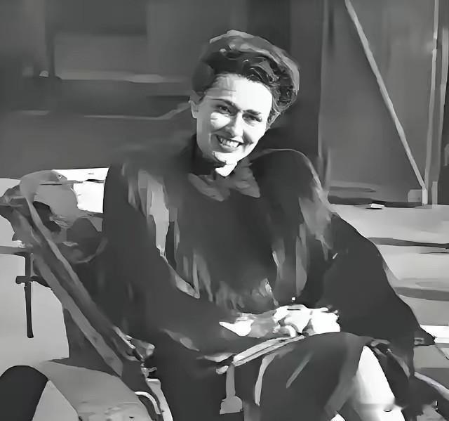 张宗昌和俄国武官打牌，俄武官输得精光，这时张宗昌说：“你欠我的钱我不要了，你把她