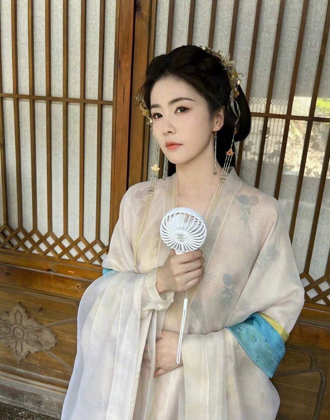白鹿新剧《临江仙》热度破万后口碑不太好，网友调侃程序员成为扛剧花某瓣评分已经被一