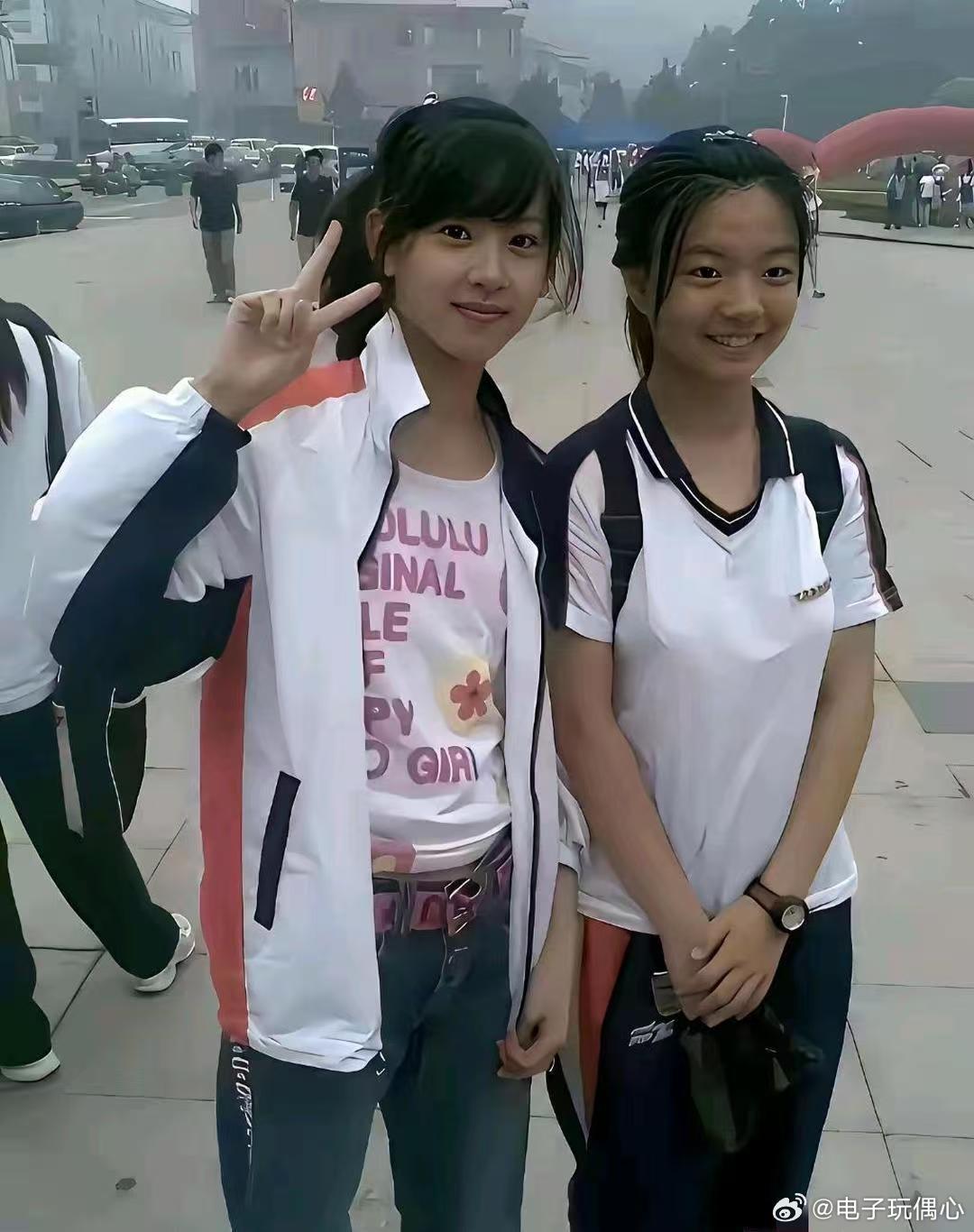 左边这个小女孩够她炫耀一辈子的了能在年少时就和未来的名人同框合影，这份回忆真的太