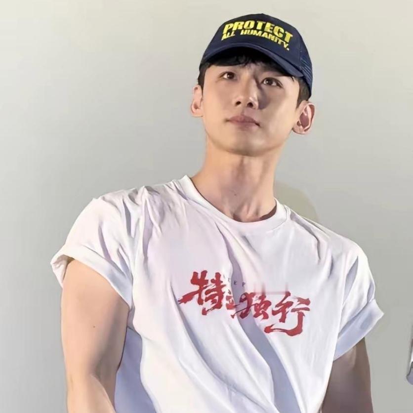 开头直击眼球街头偶遇白敬亭直接看愣了！曾经清爽少年感彻底褪去，整个人气场凌