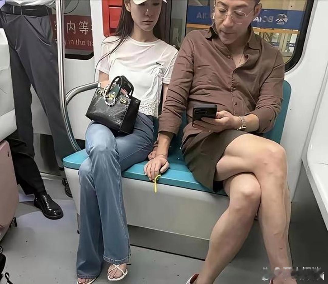 现在全网最让人看不透的男人就是汪小菲了吧。不是因为他有钱，也不是因为他没戴口罩，