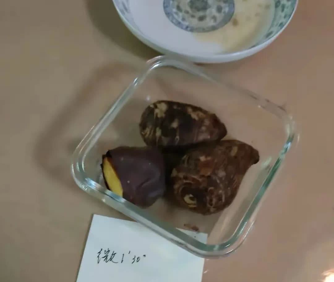 重庆，一名女子的婆婆早上出门有事，没有给她做早餐，等女子起床后，意外发现客厅的餐