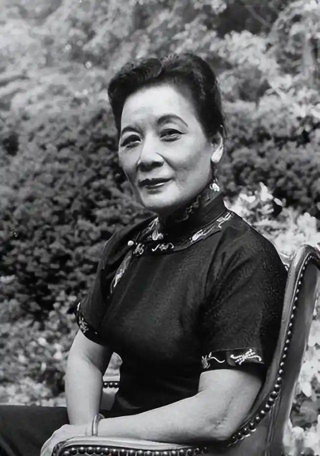 长久以来，不少影视作品、通俗读物对宋美龄进行了形象美化，塑造出风华绝代、温婉绝美
