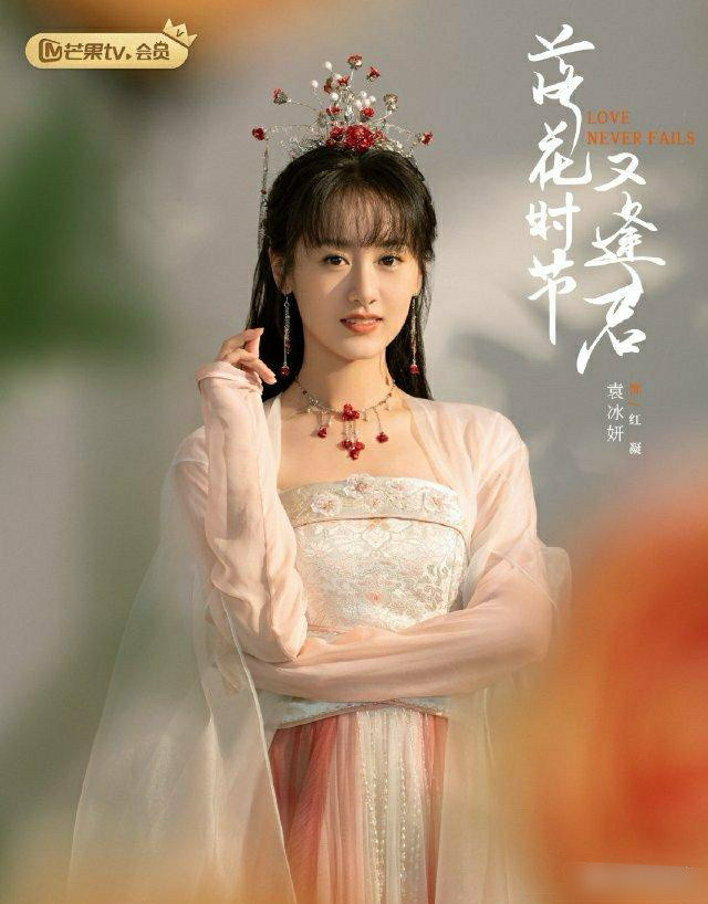 《落花时节又逢君》换人前后的海报对比，能看出故事重点，甚至女主性格都有点小调整，