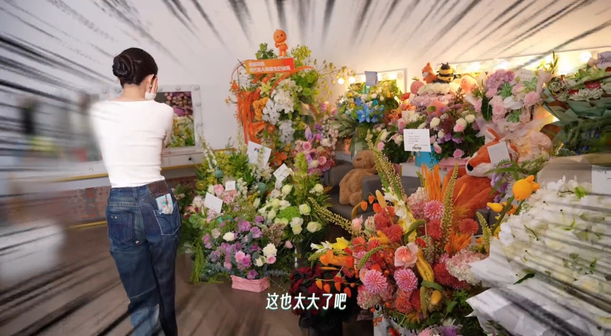 杨幂生日品牌方送的花已经能放满一个屋子了[笑着哭]黄明昊发文为杨幂庆生​​​