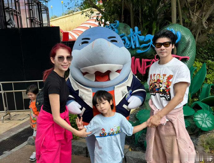 乐儿不知不觉都6岁了！蔡少芬晒的亲生照里，一家五口同框超有爱，儿女双全太让人