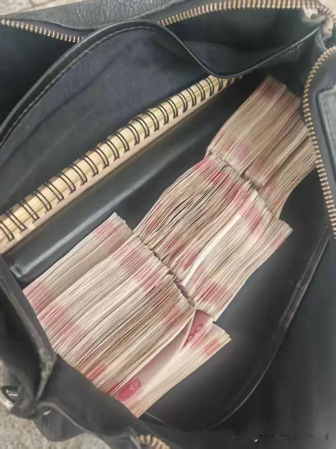 河南濮阳，男子在公园遛弯发现一个手提包，打开一看竟是12万的现金。男子见状连忙打