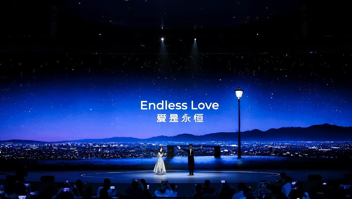 浪漫拉满！超仿生人形机器人上演人机华尔兹，具象化人机共生未来沉浸式艺术大秀｜优