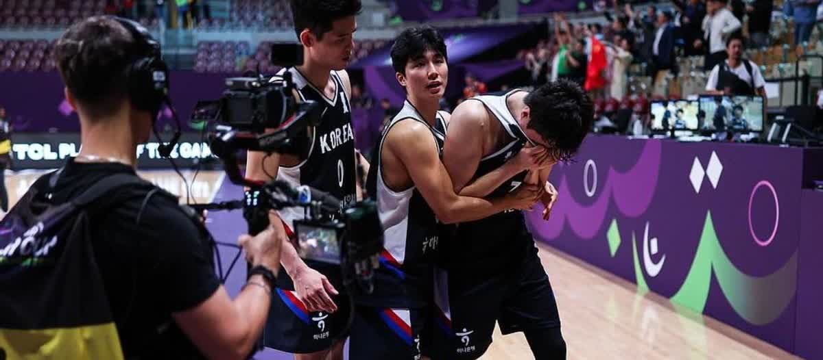 韩国男篮这回在亚洲杯被中国男篮干掉了，气得不行，国内一堆人开始讨论：咱到底该咋办