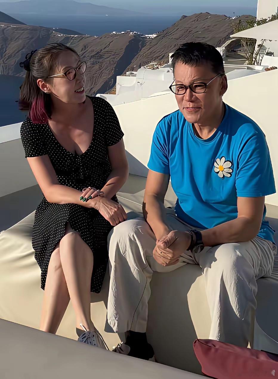 娶到了曾经的班花妻子，感觉李国庆像焕发了第二春，喜形于色。​​​