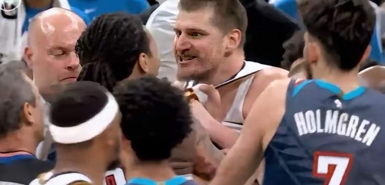 掘金、雷霆双方球员又打起来了！爆发严重冲突！场面失控了！掘金89比90被雷霆反超