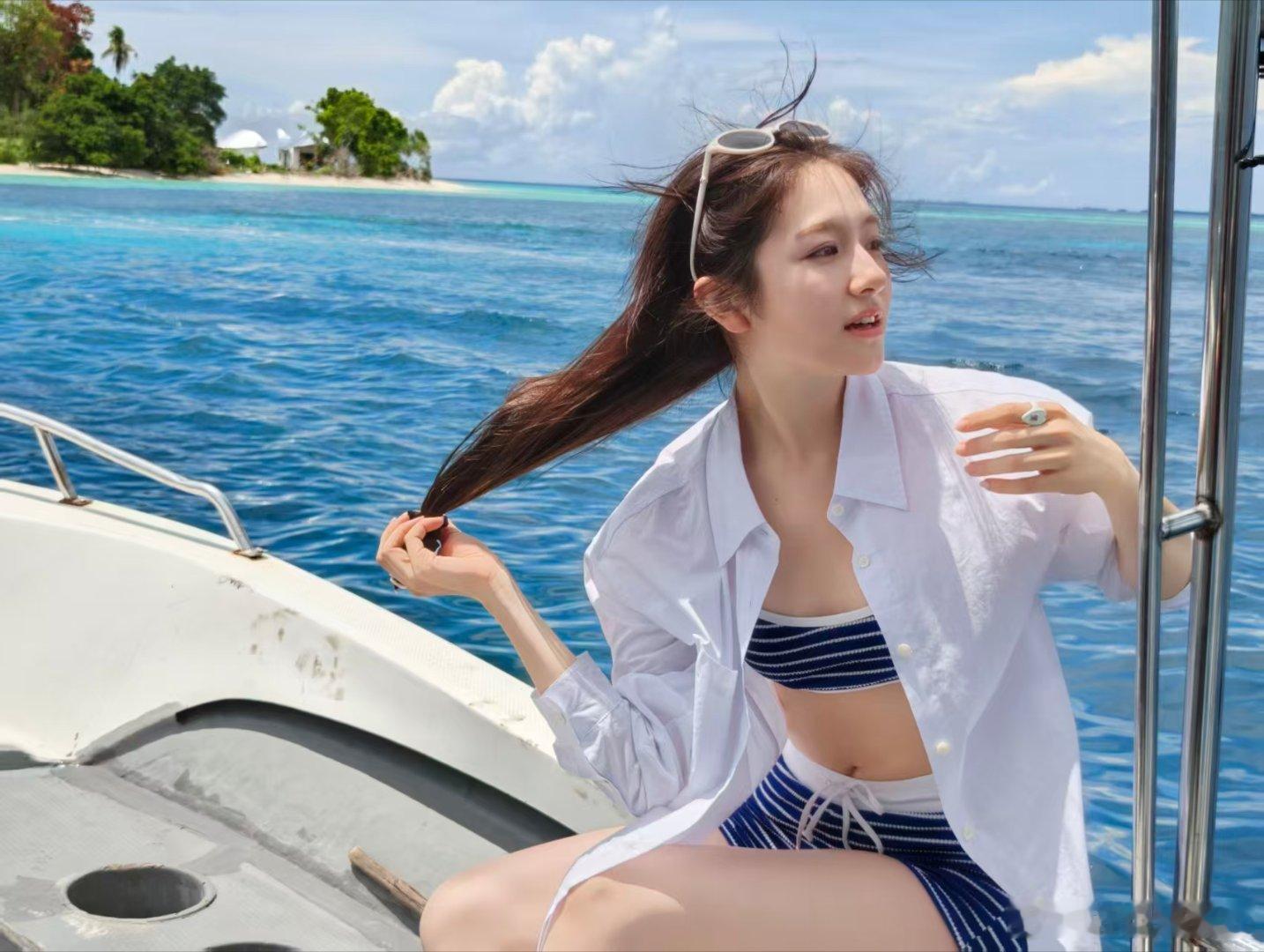 李兰迪条纹泳装李兰迪这组图我先锁死，这就是我要的完美暑假，简直是视觉降温神器。