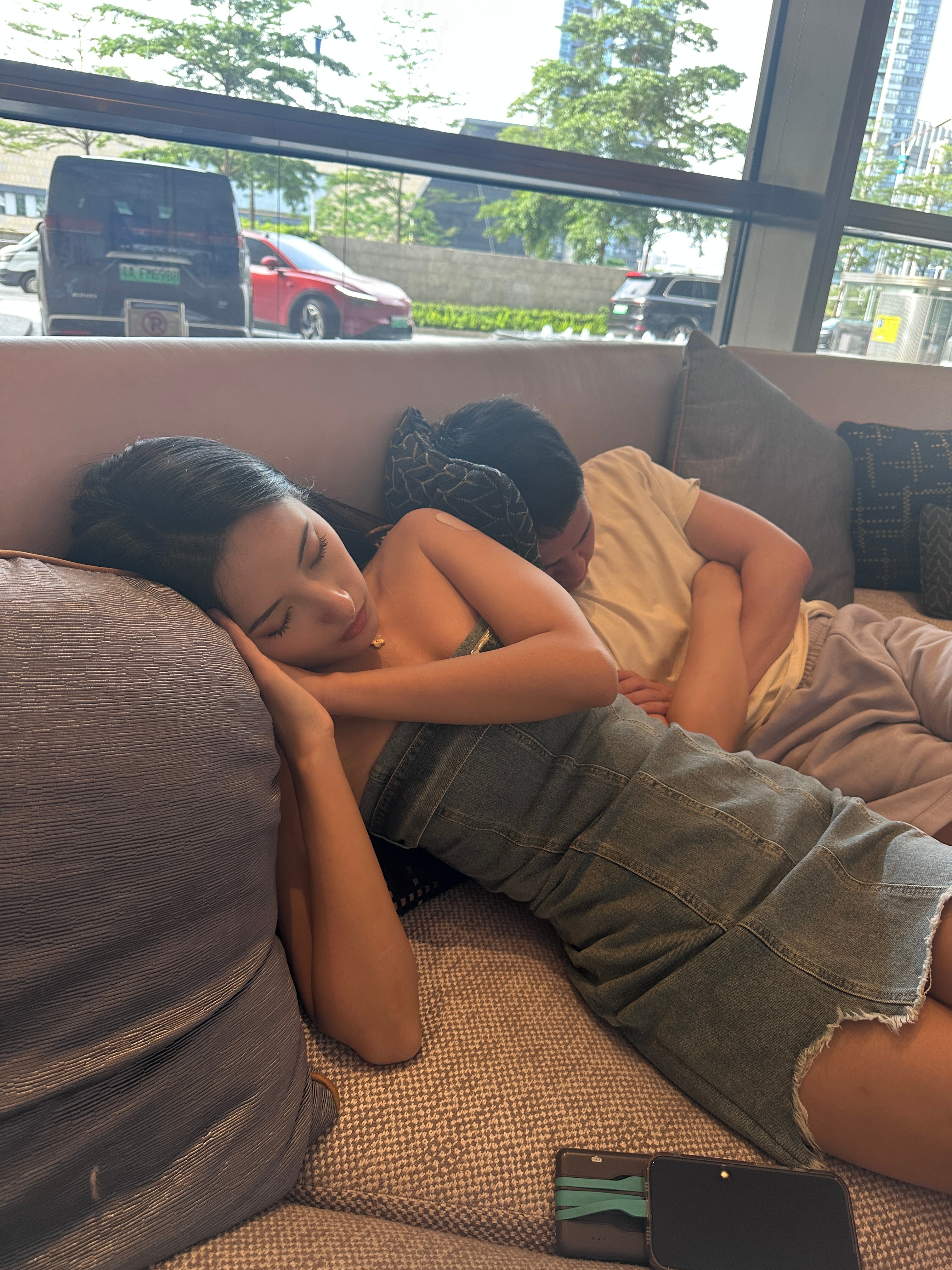 小鹏G7终于看见了，一大早和一起去拍。下午在酒店大堂睡着了，你们只看到哥带的全是