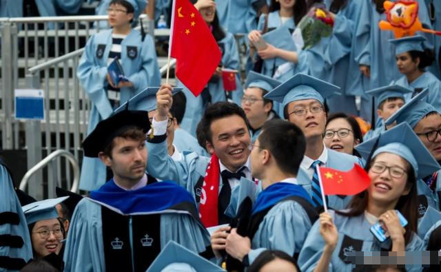 “美国给中国送了份大礼！”美国顶级高校哈佛前校长直言，表示禁止哈佛招收留学生，还