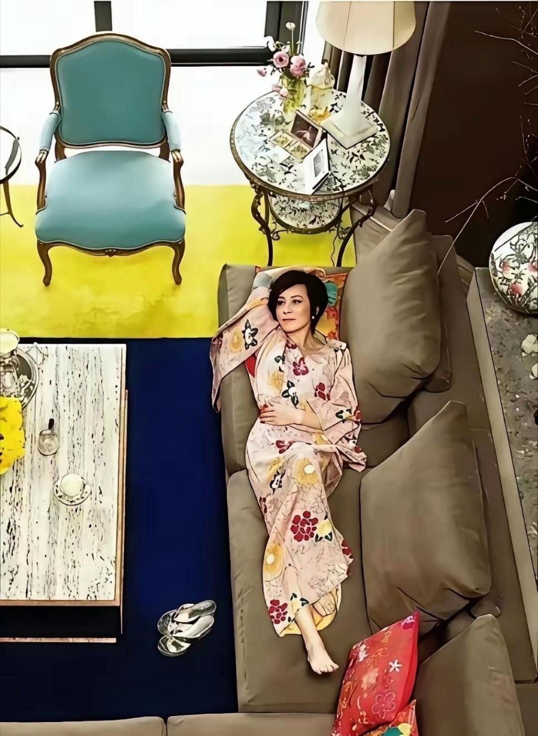 刘嘉玲也是炫了一波，房子里的摆设各个价值不菲但是我却欣赏不来，色调搭配没有美感