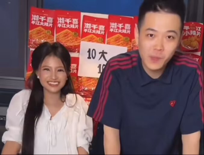 网红小英开启新恋情，直播时和男助理亲密互动，粉丝担心她又被骗