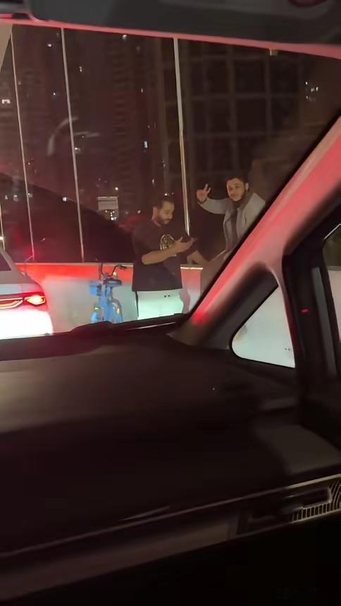 外国人骑共享单车上高架桥，肆无忌惮！！！11月11日，上海，两名不明国籍的男子