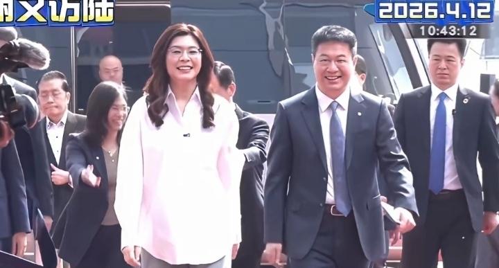 4月12日，郑丽文来参观小米汽车工厂，现场陪她的是卢伟冰，雷军没露面，很接地气，