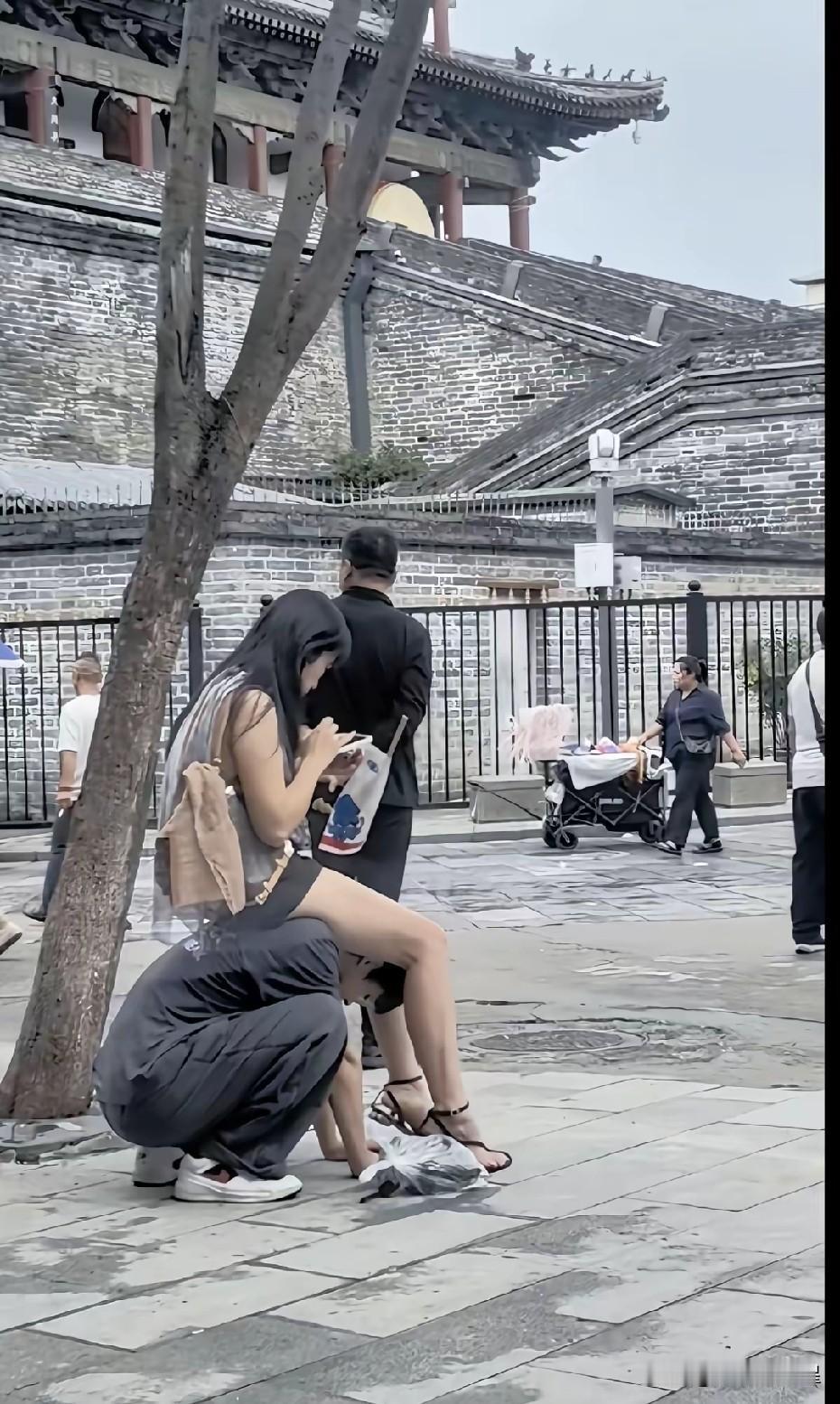 难道这就是爱情的样子？一对小情侣出去逛街，之逛了半天后，女孩累了，想找个地方