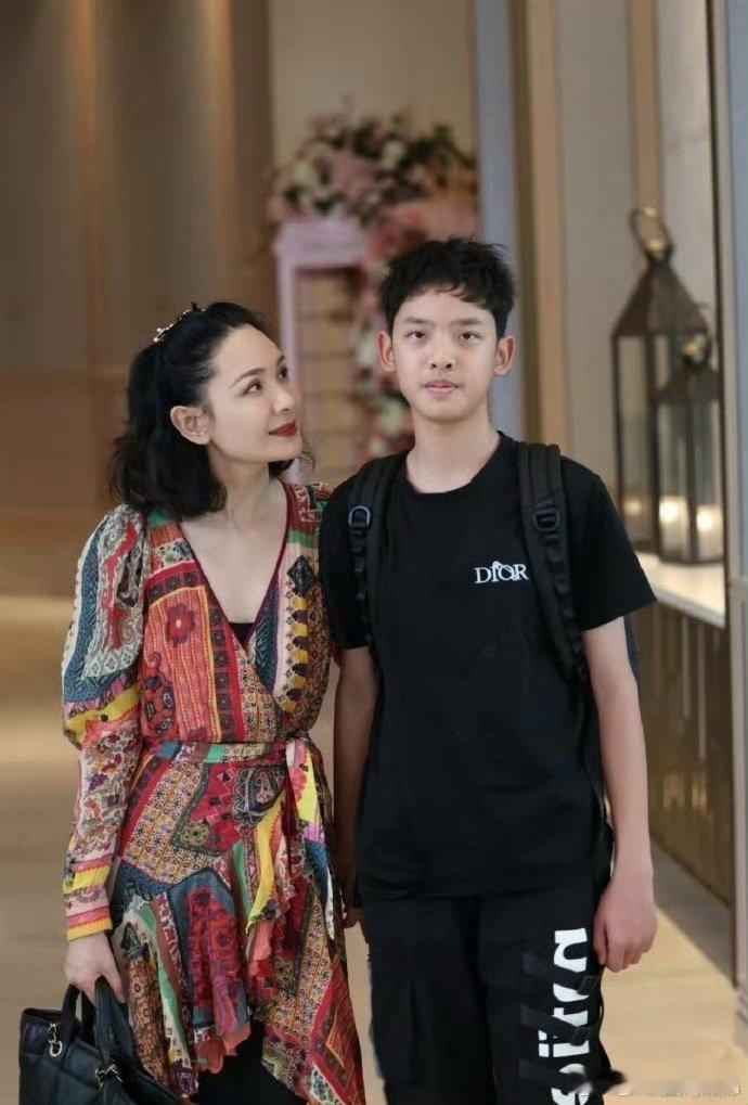 郭晓东程莉莎儿子15岁了郭晓东程莉莎的儿子郭子诚15岁了！时间真的过得好快，当