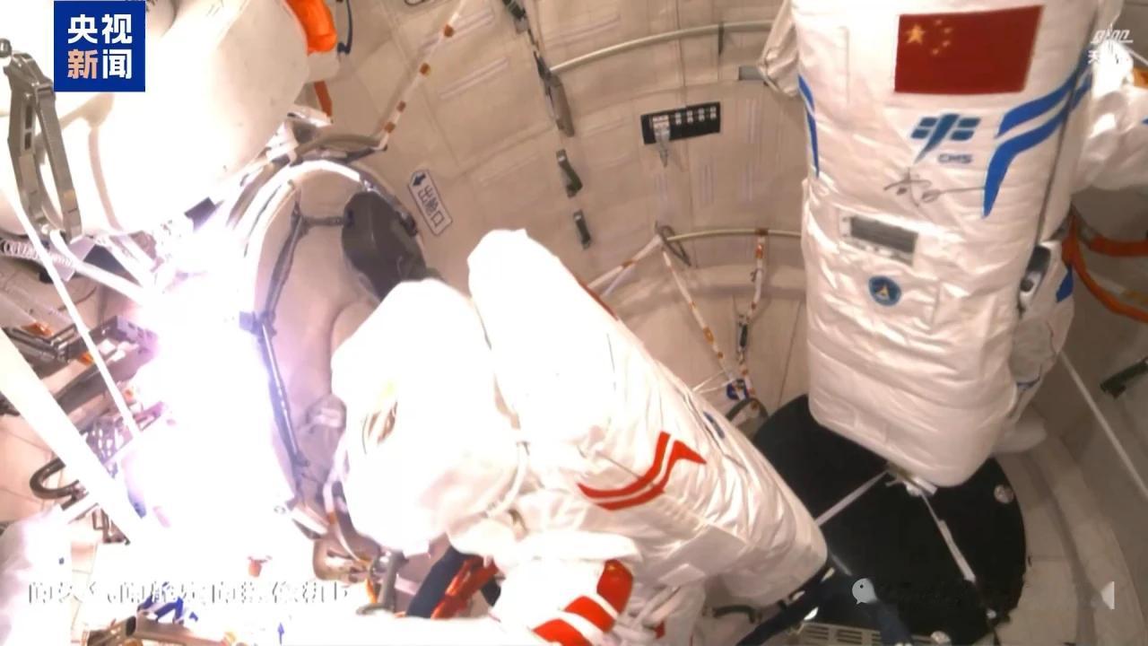 凭中国🇨🇳技术维修神舟20号载人飞船舷窗玻璃裂纹不成问题，现在是在太空更换舷