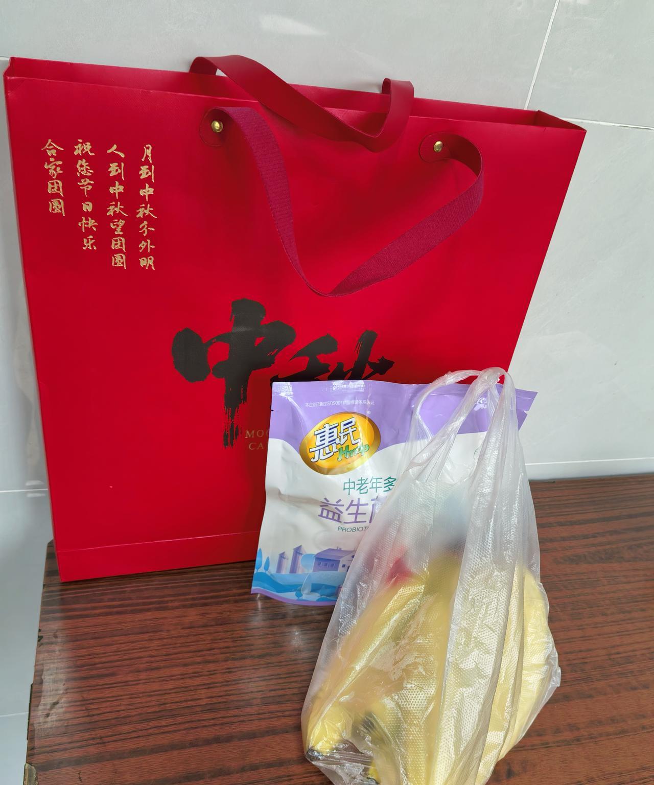 今天一大早，我们家的小姑子回娘家来了，提了一盒月饼，一袋奶粉，一提香蕉，前后呆了
