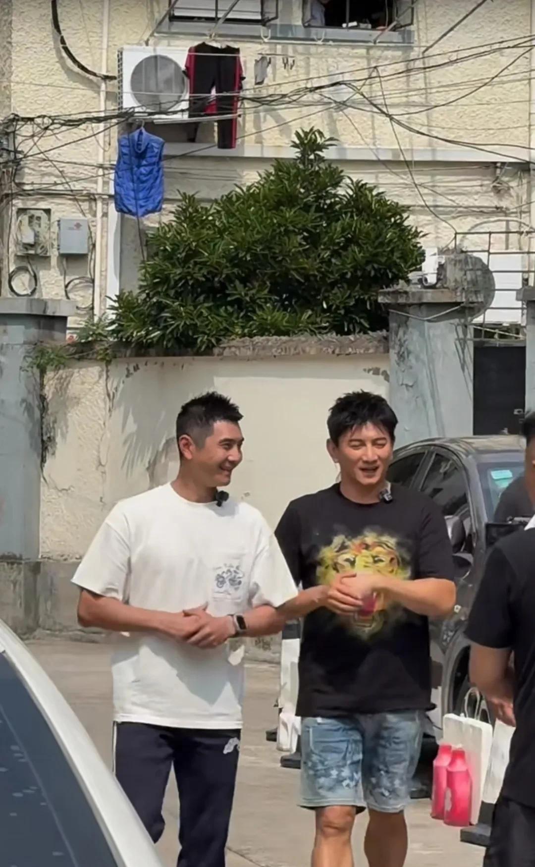 上海遇见吴奇隆、田亮录综艺，吴奇隆看起来好年轻，跟小九岁的田亮在一块，俩人看起来