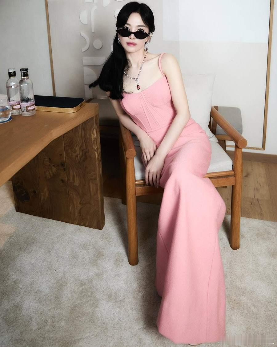 【热贴】👗)大家认为最适合宋慧乔的礼服是？选不出来都太漂亮了…………