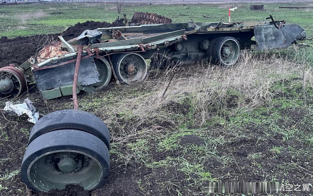 前线某处被打散架的乌克兰T-80BV。俄乌冲突