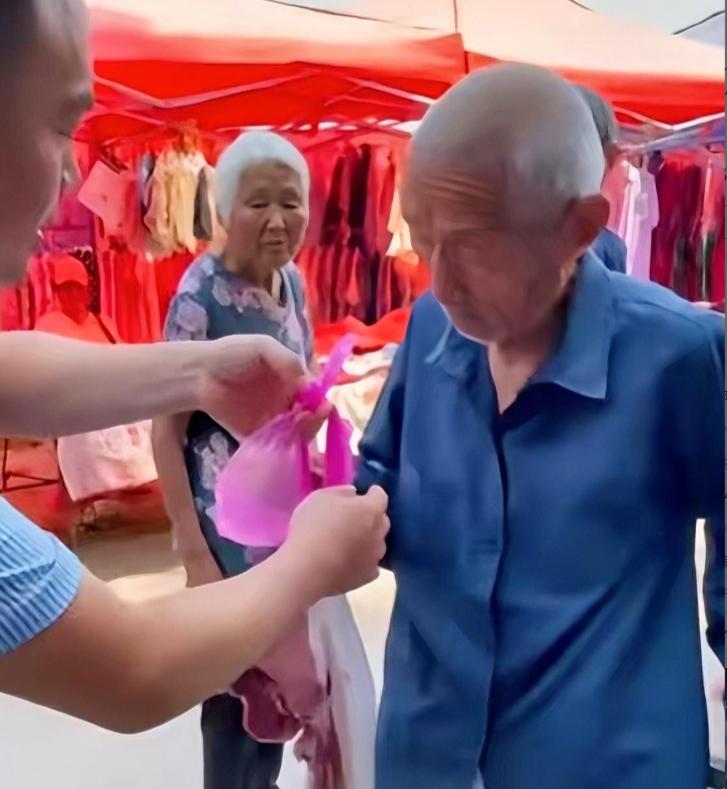 泪目！山西，一六旬孤寡老人想用6块钱买一件棉裤，可老板非8块不卖，就在老人手足无