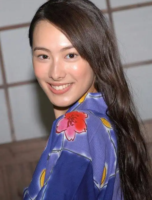 2007年，41岁的李嘉诚儿子李泽楷，爱上了年仅19岁的新人演员梁洛施，两人很快