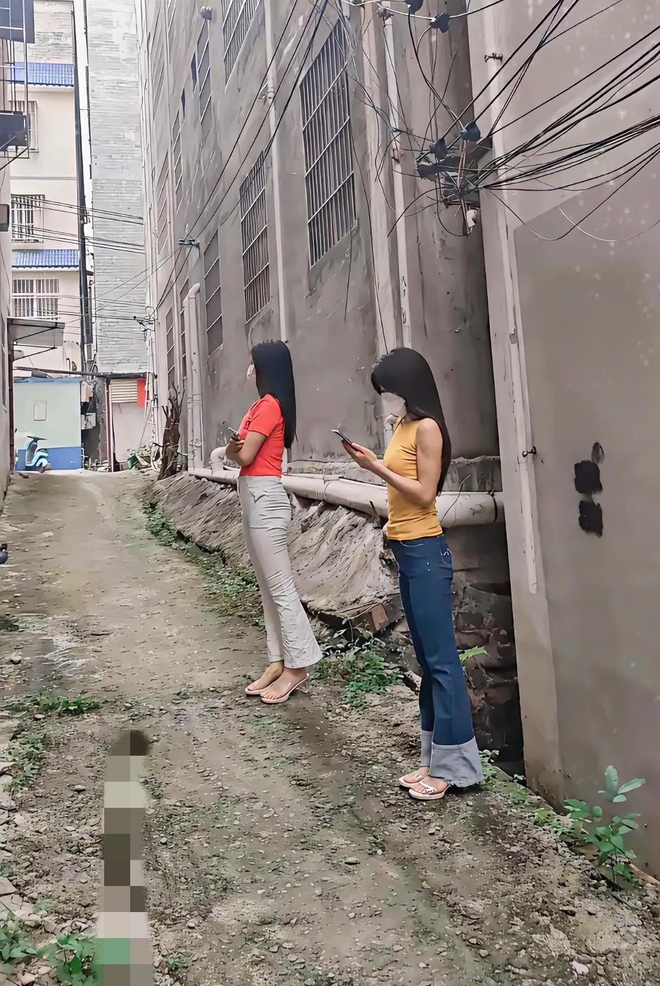 等人的滋味，比等饭凉还煎熬。心在嗓子眼儿蹦，手在口袋里攥出汗。你不说几点到，