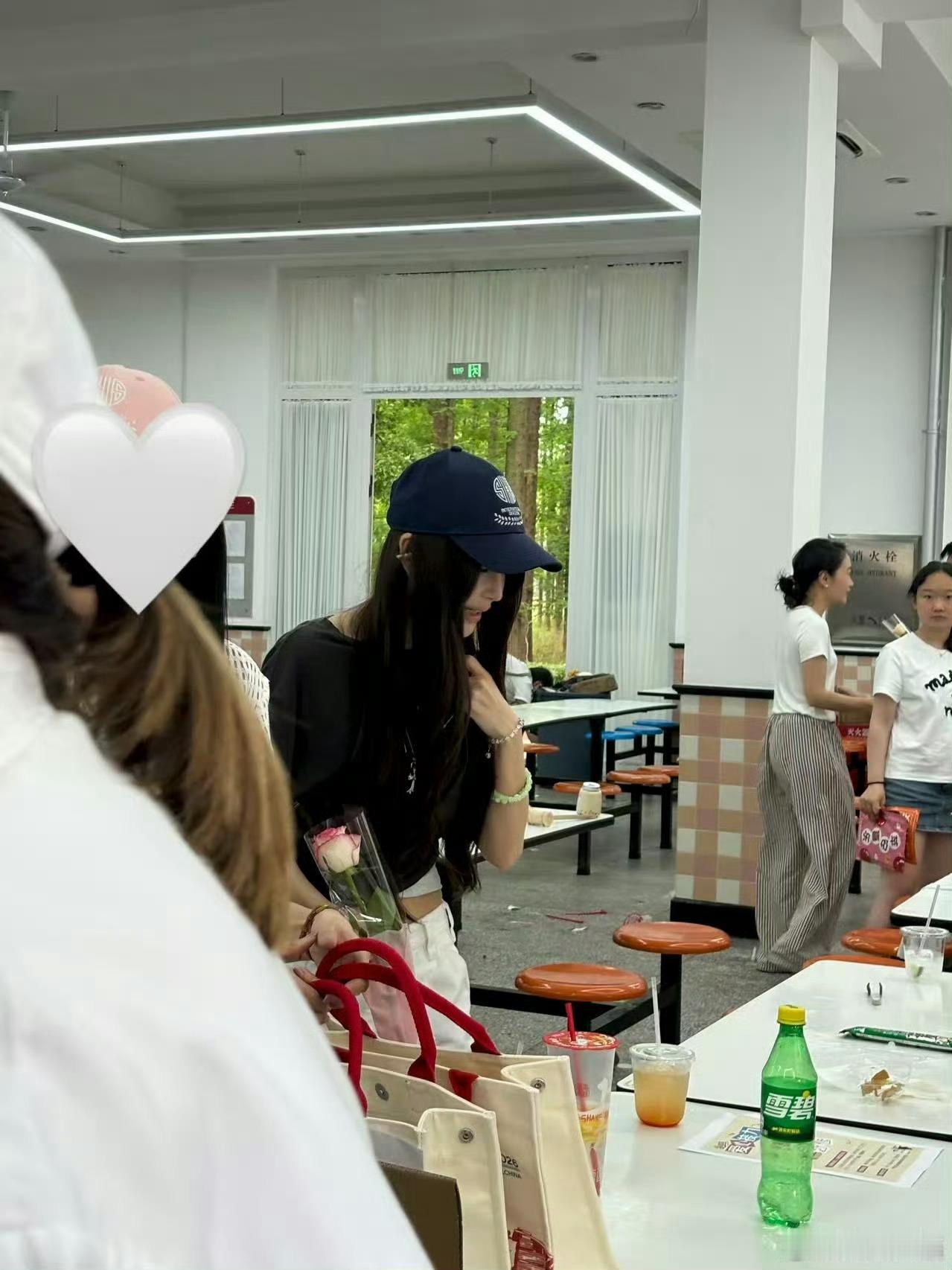 baby参加小海绵学校义卖会，好漂亮啊女神