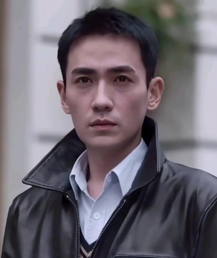 他是谁？他真有一种让人傻傻分不清的感觉，两人长得实在是太像了，估计很多网友第一眼