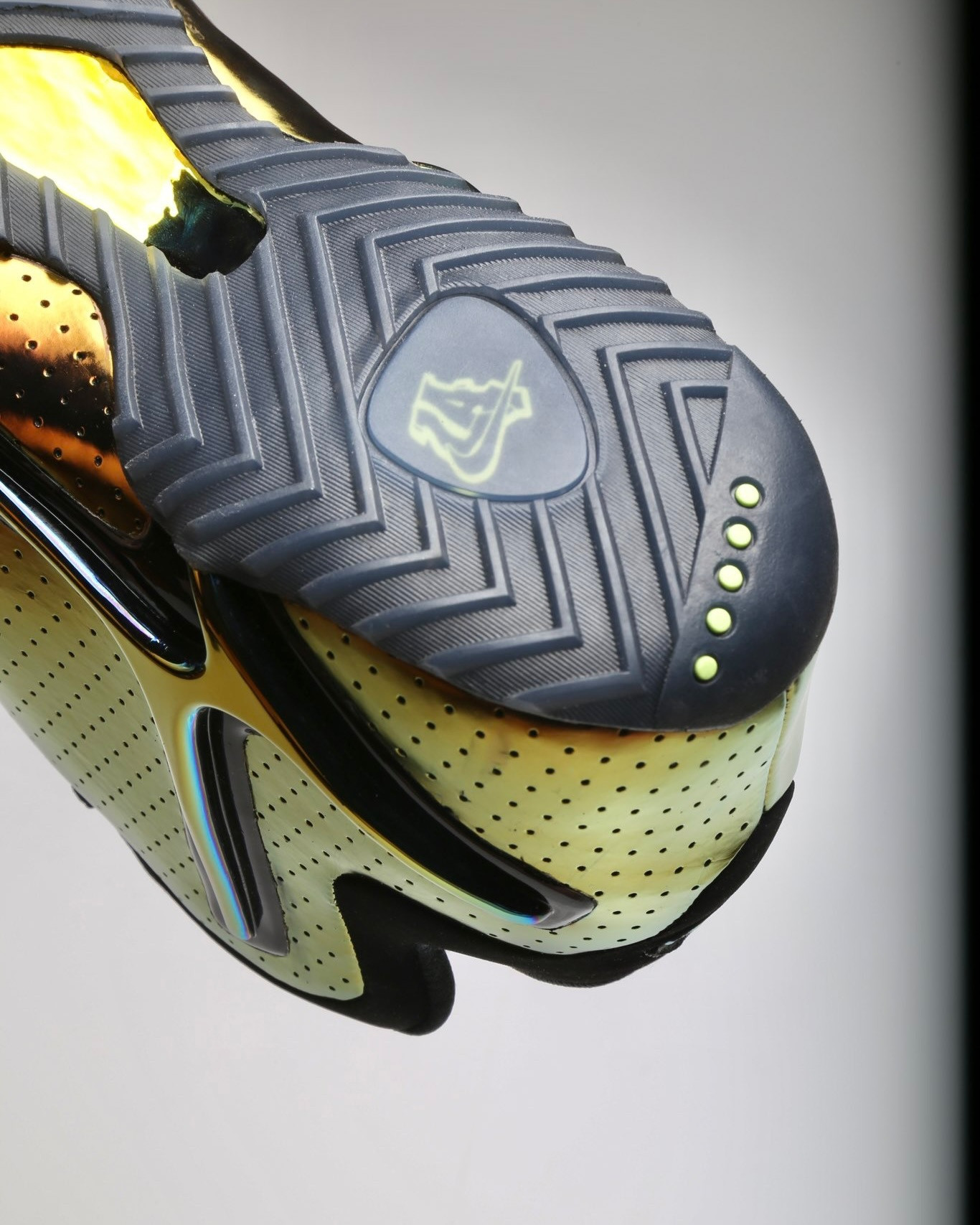 黄金切尔西？Nike为“白巧克力”JasonWilliams推出了一款专