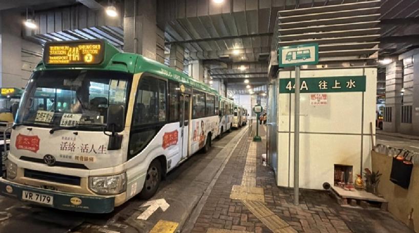 香港新田公路夺命车祸，小巴司机伤重不治。据悉，死者罗有全（49岁）为内地人，参